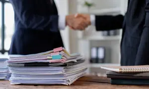 Kto płaci za praktyki zawodowe? Ważne informacje o wynagrodzeniu