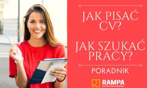 Uśmiechnięta kobieta z notatnikiem i długopisem. Poradnik: jak pisać CV i jak szukać pracy, nawet jak zrobić CV na telefonie.