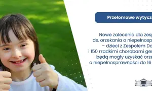 Uśmiechnięta dziewczynka z zespołem Downa pokazuje kciuk w górę. Nowe zalecenia ds. orzekania o niepełnosprawności ułatwią uzyskanie orzeczenia.
