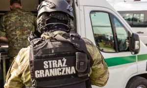 Funkcjonariusz Straży Granicznej w pełnym umundurowaniu, gotowy do akcji. Chcesz wiedzieć, jak dostać się do straży granicznej?