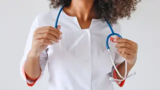 Lekarka w białym kitlu z niebieskim stetoskopem. Czy to zdjęcie z l4 ile dni wstecz?