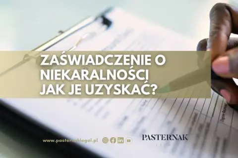 Zaświadczenie o niekaralności gdzie uzyskać? Dłoń z długopisem nad dokumentem.