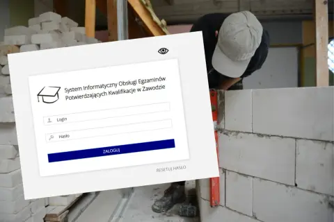 System logowania do egzaminów zawodowych. Mężczyzna w czapce z daszkiem buduje ścianę z pustaków.