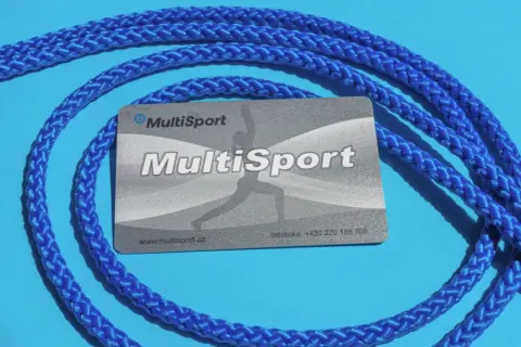 Karta MultiSport i niebieski sznurek. Dowiedz się, jak zdobyć kartę Multisport, aby cieszyć się aktywnością fizyczną.