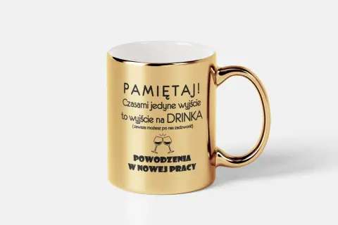 Złoty kubek z napisem "Pamiętaj! Czasami jedyne wyjście to wyjście na DRINKA (zawsze możesz po nas zadzwonić) POWODZENIA W NOWEJ PRACY" - idealny prezent na odejście z pracy.