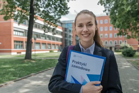 Praktyki zawodowe ile godzin dziennie? Sprawdź ważne limity!