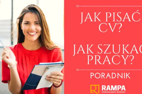Uśmiechnięta kobieta z notatnikiem i długopisem. Poradnik: jak pisać CV i jak szukać pracy, nawet jak zrobić CV na telefonie.