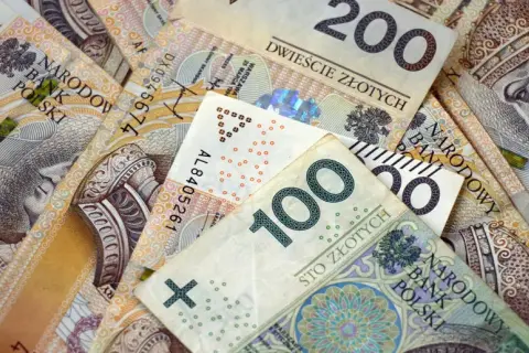 Dodatek 1000 zł dla pracowników DPS: Kto dostanie pieniądze w 2025?