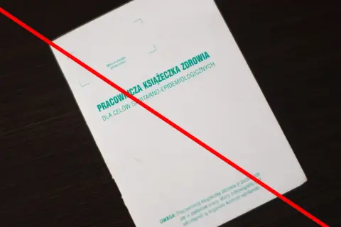 Okładka książeczki sanepidowskiej z napisem "Pracownicza książeczka zdrowia dla celów sanitarno-epidemiologicznych".