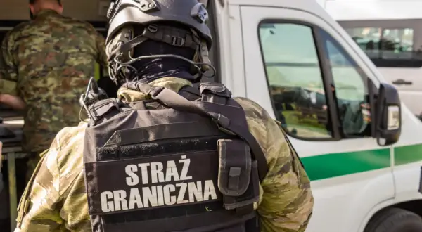 Funkcjonariusz Straży Granicznej w pełnym umundurowaniu, gotowy do akcji. Chcesz wiedzieć, jak dostać się do straży granicznej?