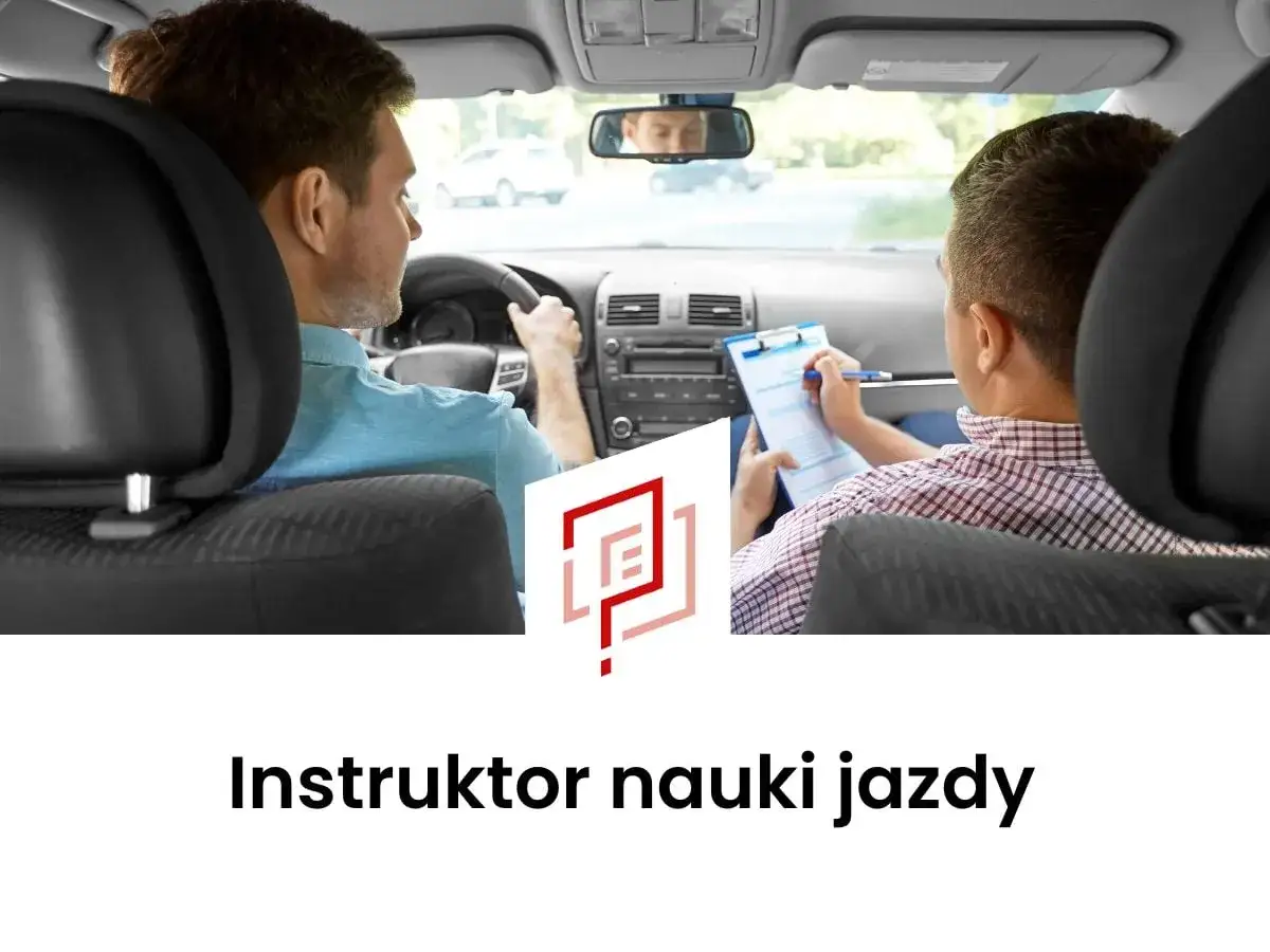 Instruktor jazdy z notatkami, zastanawia się, ile zarabia instruktor jazdy.