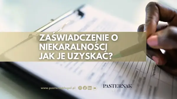Zaświadczenie o niekaralności gdzie uzyskać? Dłoń z długopisem nad dokumentem.
