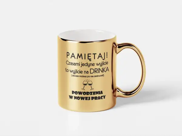 Złoty kubek z napisem "Pamiętaj! Czasami jedyne wyjście to wyjście na DRINKA (zawsze możesz po nas zadzwonić) POWODZENIA W NOWEJ PRACY" - idealny prezent na odejście z pracy.