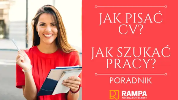 Uśmiechnięta kobieta z notatnikiem i długopisem. Poradnik: jak pisać CV i jak szukać pracy, nawet jak zrobić CV na telefonie.