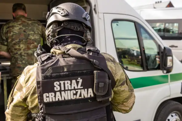 Funkcjonariusz Straży Granicznej w pełnym umundurowaniu, gotowy do akcji. Chcesz wiedzieć, jak dostać się do straży granicznej?