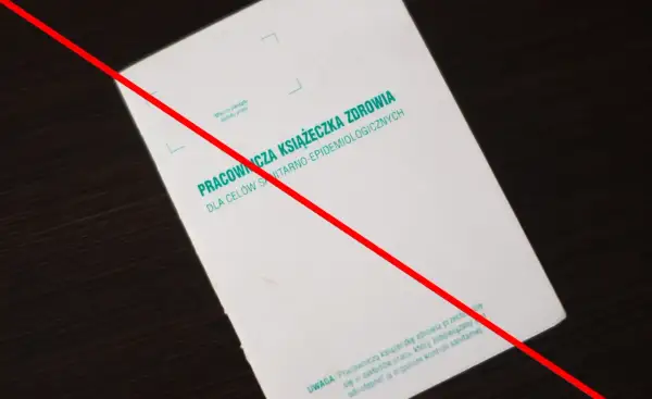 Okładka książeczki sanepidowskiej z napisem "Pracownicza książeczka zdrowia dla celów sanitarno-epidemiologicznych".