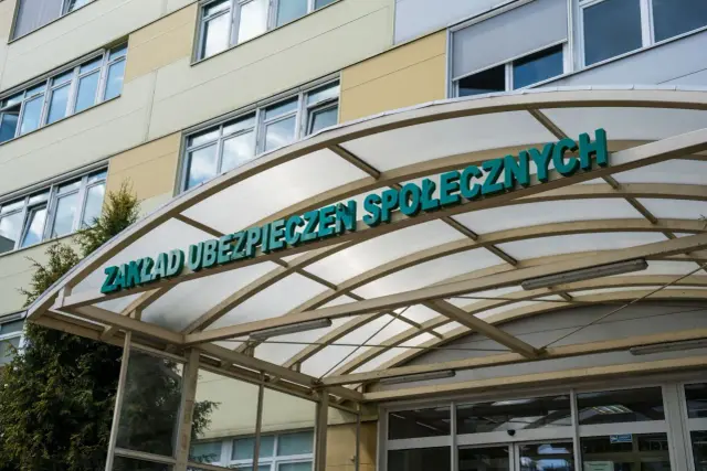 Wejście do ZUS. Tu dowiesz się, kiedy ZUS wypłaca L4 po ustaniu zatrudnienia.